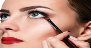 डोळ्यांचा मेकअप करताना…